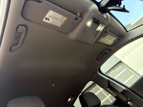 Used 2024 Chevrolet Equinox LT AWD/4WD image 23