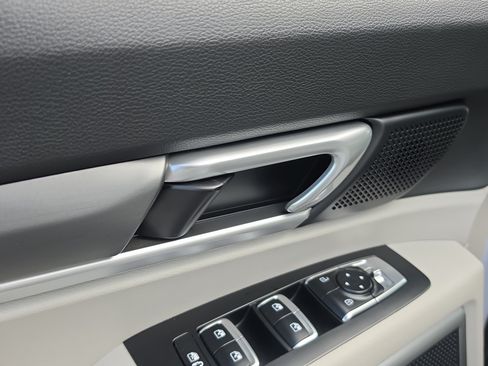 Used 2022 Kia Telluride S FWD image 19