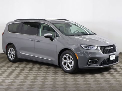 Used 2023 Chrysler Pacifica Limited FWD image 2
