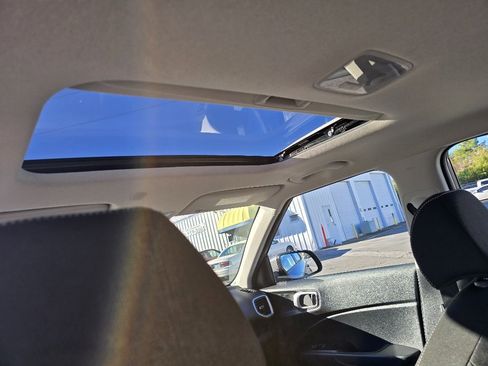 Used 2024 Hyundai Venue SEL image 8