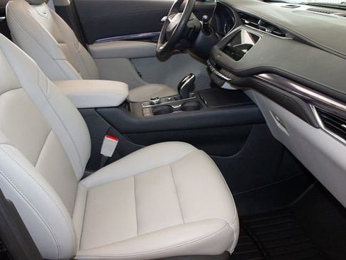 Used 2023 Cadillac XT4 Luxury w/ Cold Weather Package image 10