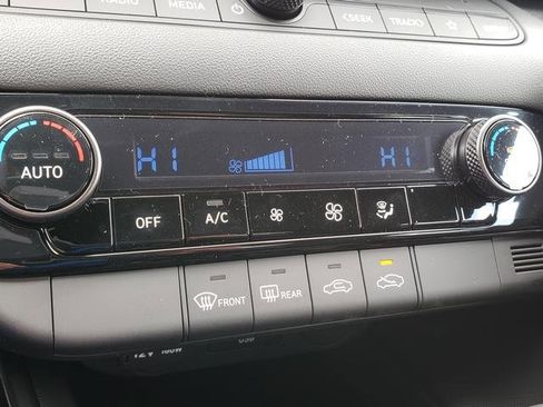 New 2025 Hyundai Elantra SEL image 18