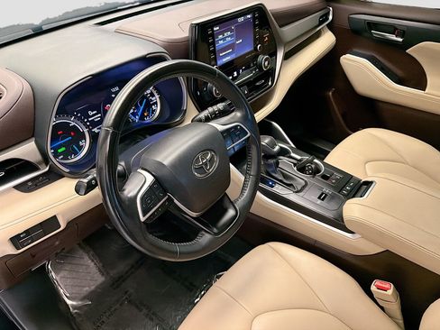 Used 2022 Toyota Highlander XLE AWD/4WD image 7