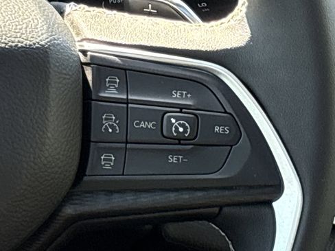 Certified 2025 Jeep Grand Cherokee Laredo X image 27