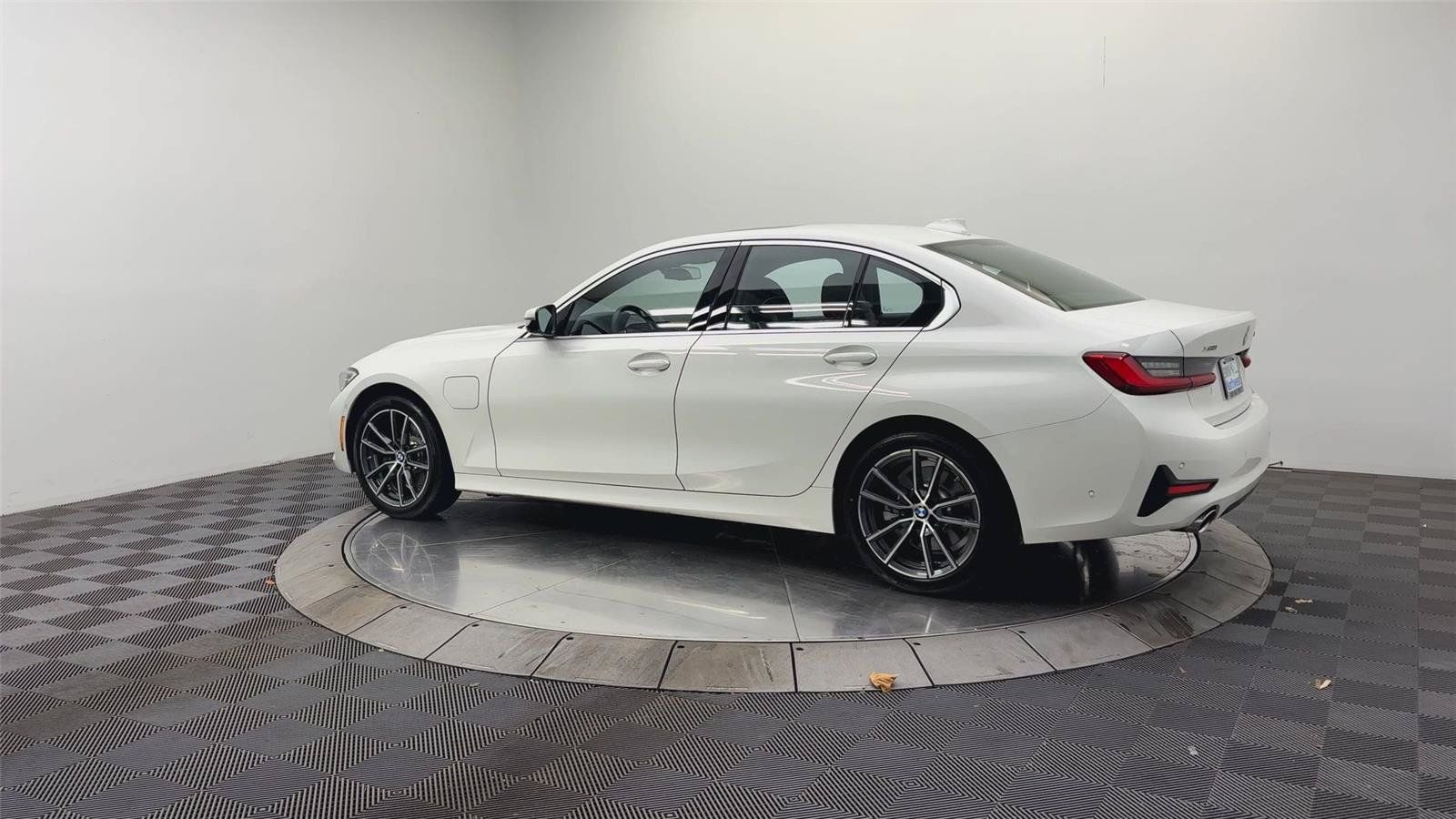 Used 2021 BMW 330e xDrive w/ Convenience Package AWD/4WD image 12