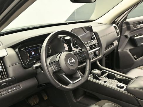 Used 2025 Nissan Pathfinder SL AWD/4WD image 14