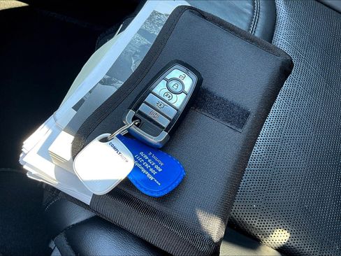 Used 2020 Ford Explorer Platinum w/ Premium Technology Package image 12