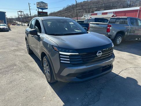 Used 2025 Nissan Kicks S image 3