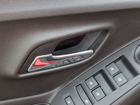 Used 2018 Chevrolet Trax LT w/ LT Convenience Package image 12