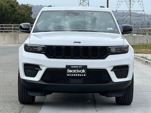 New 2025 Jeep Grand Cherokee Altitude image 9