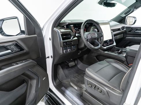 Used 2025 GMC Yukon Elevation w/ Elevation Premium Package AWD/4WD image 12
