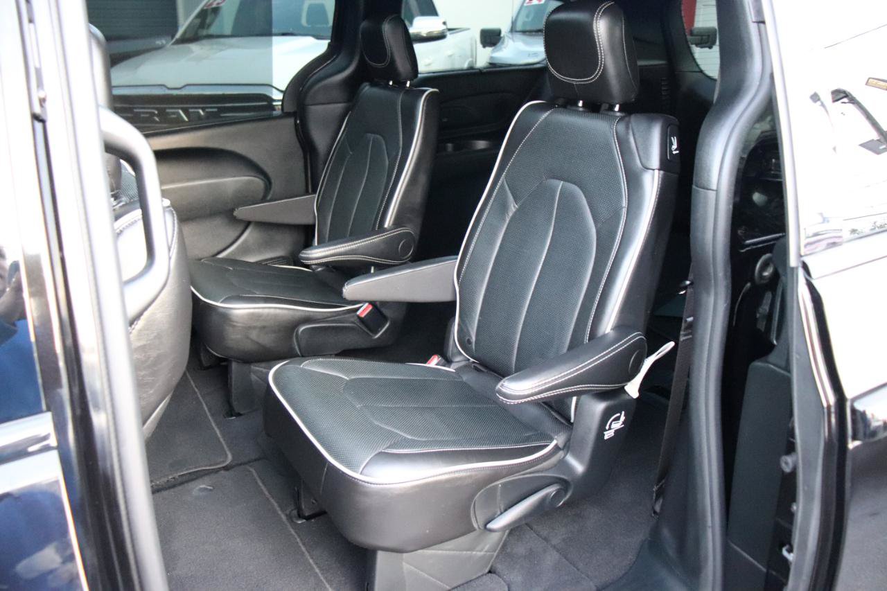 Used 2025 Chrysler Pacifica Limited FWD image 12