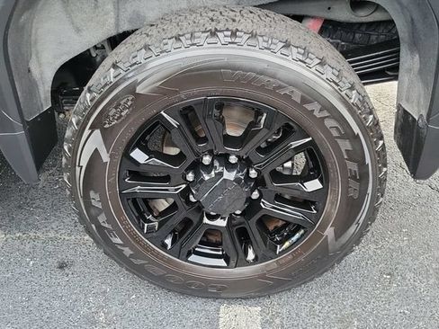 Used 2023 GMC Sierra 2500 Denali w/ Denali Black Diamond Edition AWD/4WD image 8