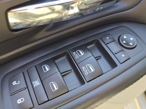 Used 2016 Chrysler Town & Country Touring FWD image 29