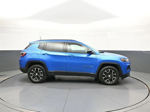 Used 2022 Jeep Compass Latitude w/ Sun and Sound Group AWD/4WD image 5