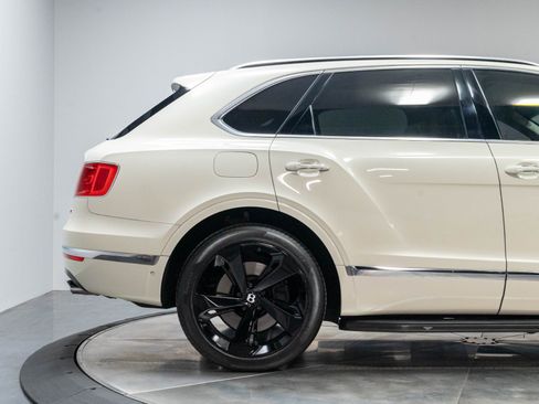 Used 2017 Bentley Bentayga AWD/4WD image 45