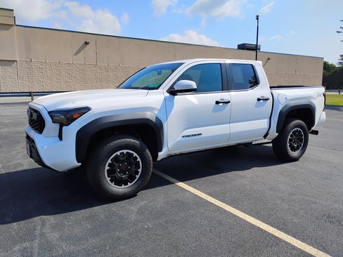 Used 2025 Toyota Tacoma TRD Off-Road AWD/4WD image 11