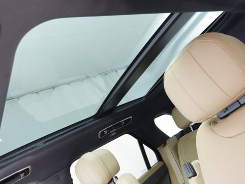 Certified 2025 Land Rover Range Rover Sport SE image 13