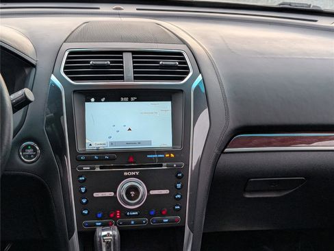 Used 2017 Ford Explorer Platinum image 19