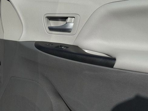 Used 2019 Toyota Sienna LE w/ LE Preferred Package FWD image 26