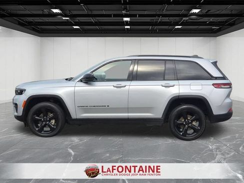 Used 2024 Jeep Grand Cherokee Altitude AWD/4WD image 2