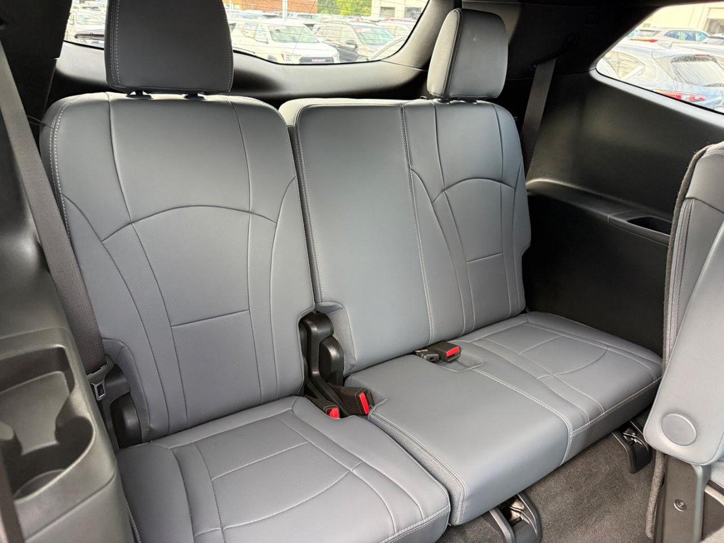 Used 2024 Buick Enclave Essence AWD/4WD image 10