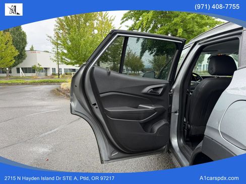 Used 2025 Chevrolet Trax LT w/ LT Convenience Package FWD image 12