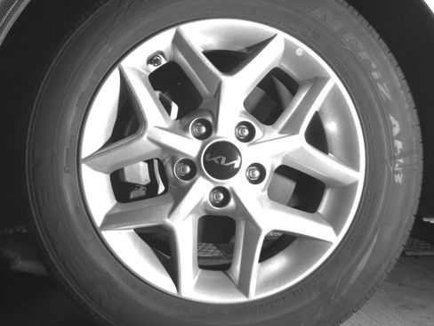 Used 2025 Kia Soul LX w/ LX Technology Package FWD image 15