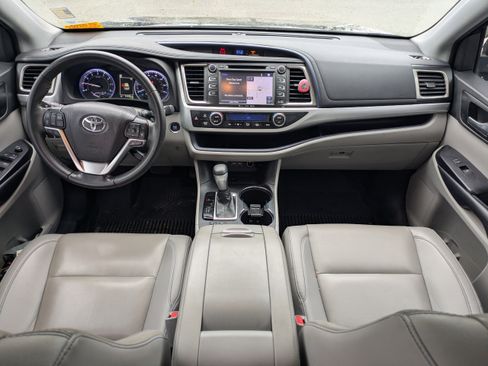 Used 2019 Toyota Highlander XLE image 9