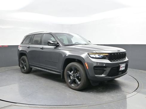 Used 2025 Jeep Grand Cherokee Altitude AWD/4WD image 5