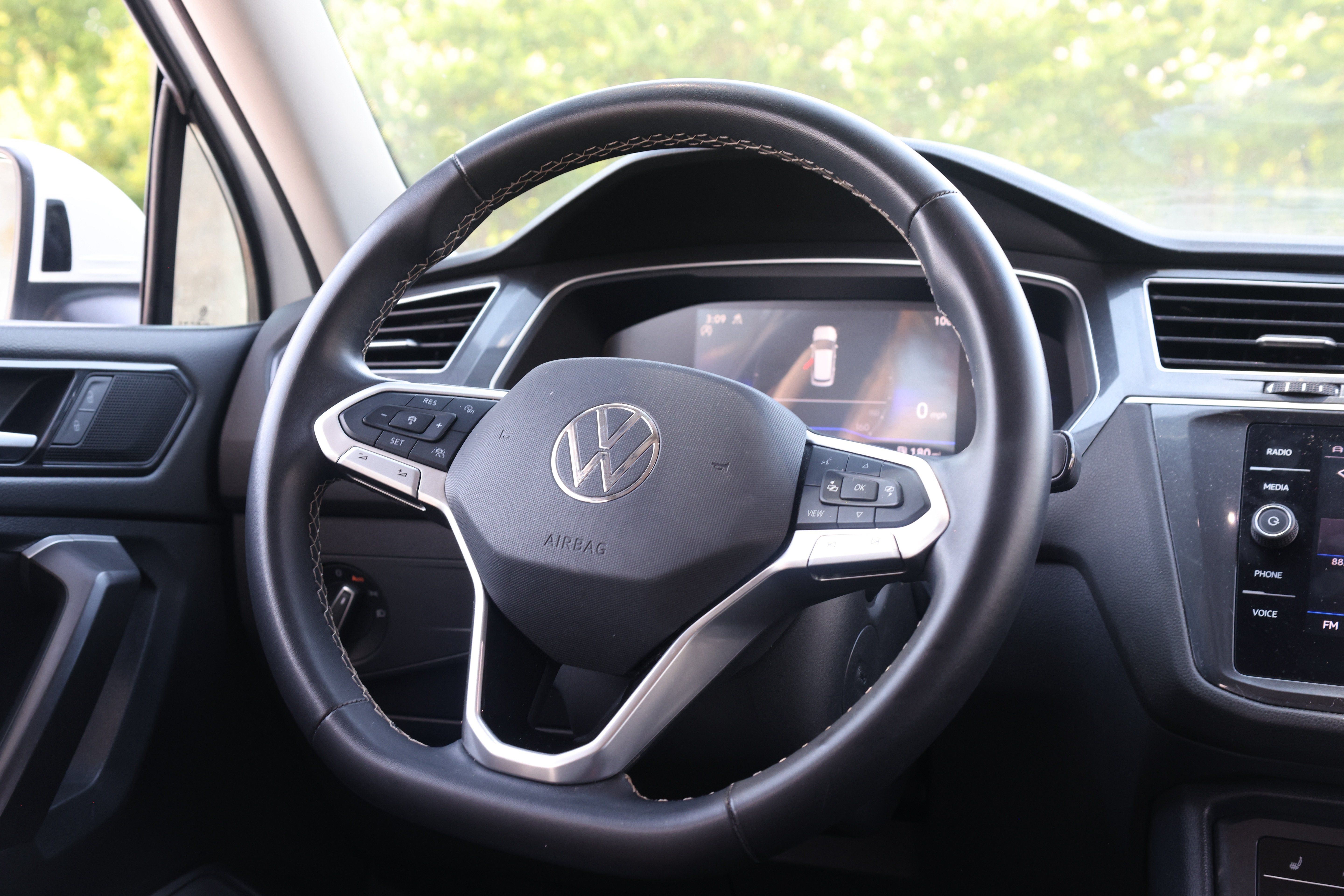 Used 2024 Volkswagen Tiguan SE AWD/4WD image 8