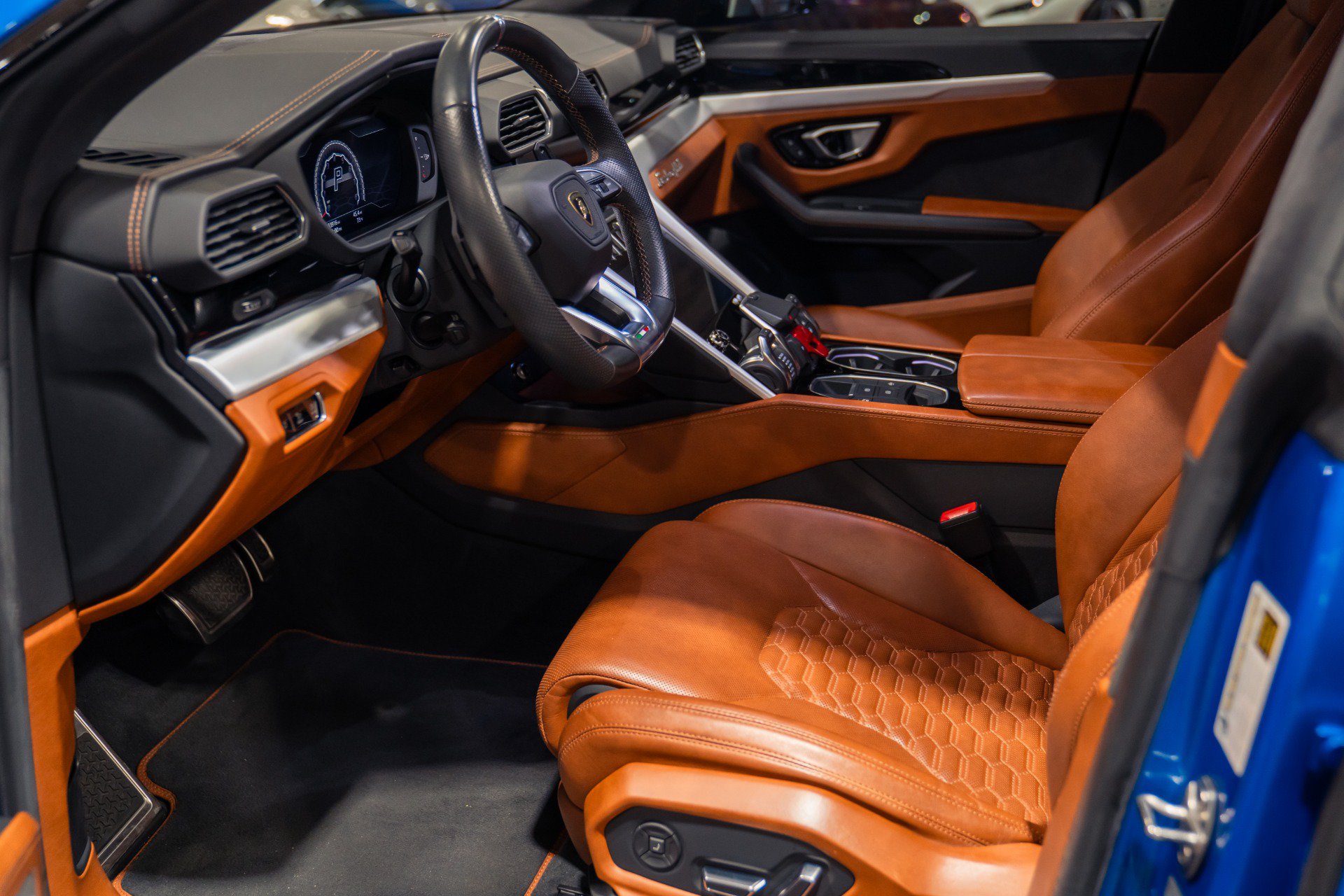 Used 2019 Lamborghini Urus AWD/4WD image 35