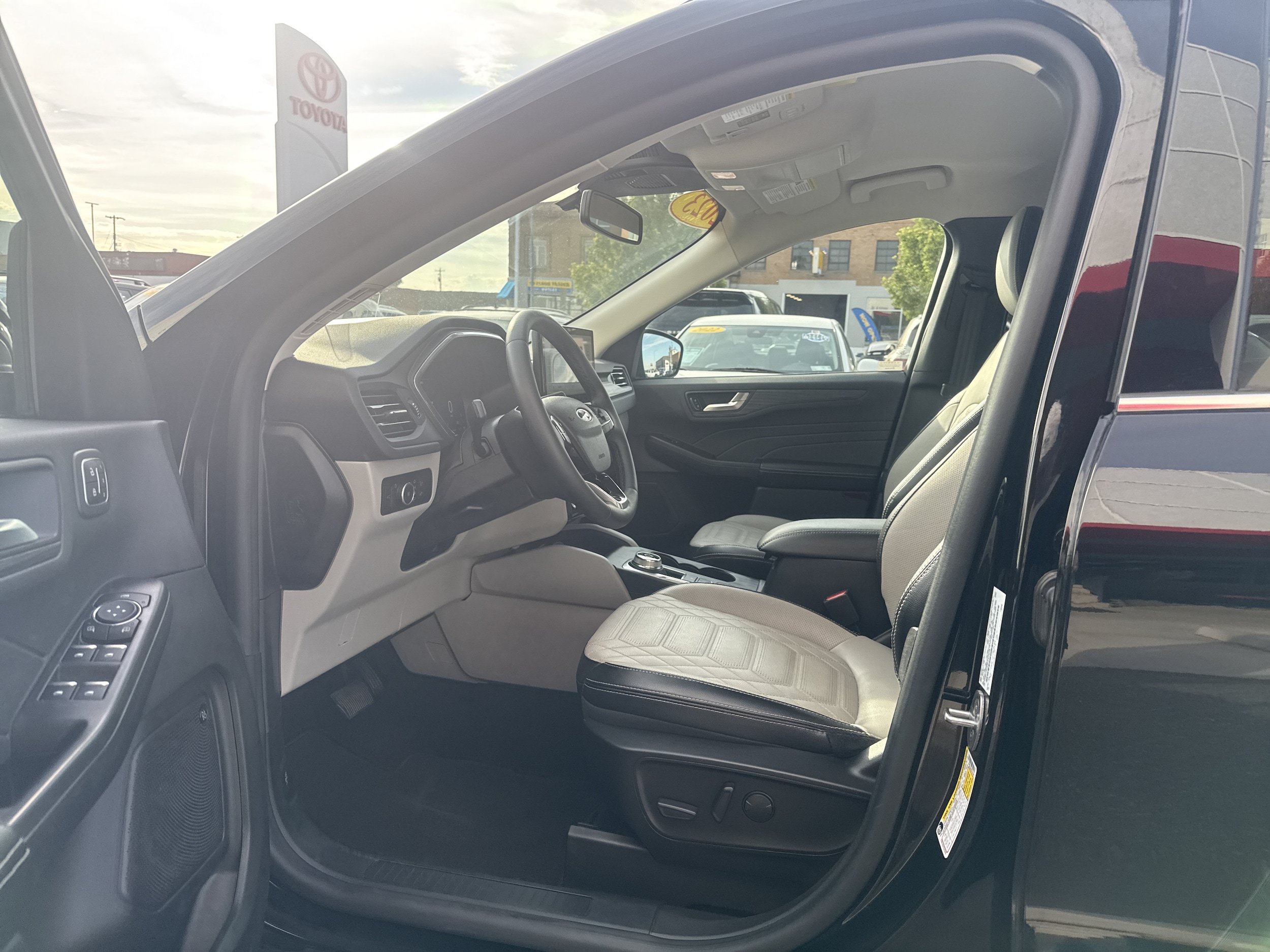 Used 2023 Ford Escape Platinum w/ Premium Technology Package AWD/4WD image 2