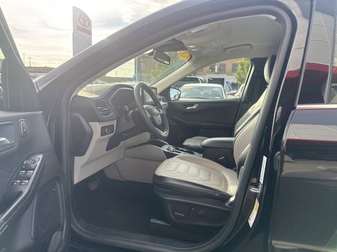 Used 2023 Ford Escape Platinum w/ Premium Technology Package AWD/4WD image 2