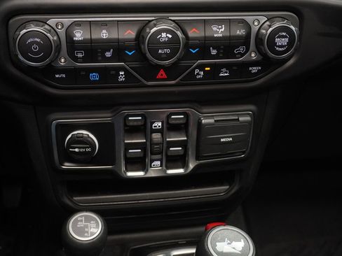 Used 2023 Jeep Wrangler Unlimited Sahara AWD/4WD image 36