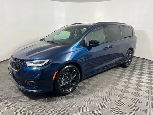 Certified 2025 Chrysler Pacifica Limited FWD image 4