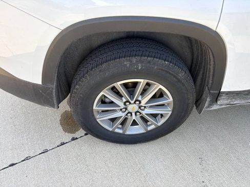 Used 2023 Chevrolet Traverse LT FWD image 27