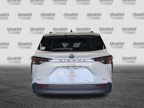 Certified 2025 Toyota Sienna XLE FWD image 8