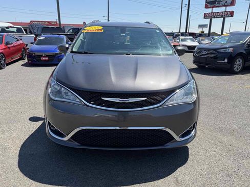 Used 2020 Chrysler Pacifica Touring-L FWD image 2