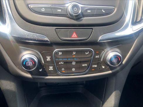 Used 2018 Chevrolet Equinox LT FWD image 30