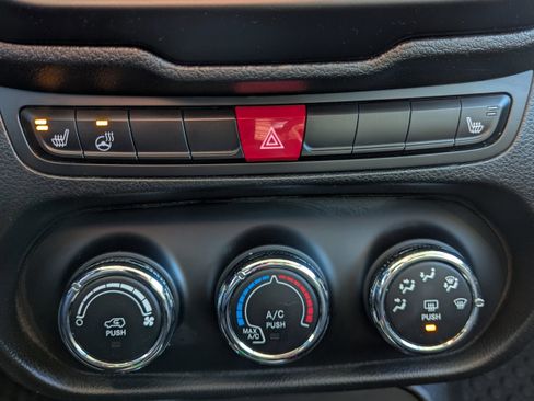 Used 2017 Jeep Renegade Latitude w/ Cold Weather Group image 10