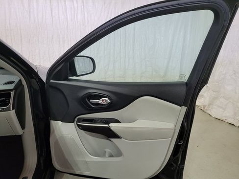 Used 2019 Jeep Cherokee Limited image 58