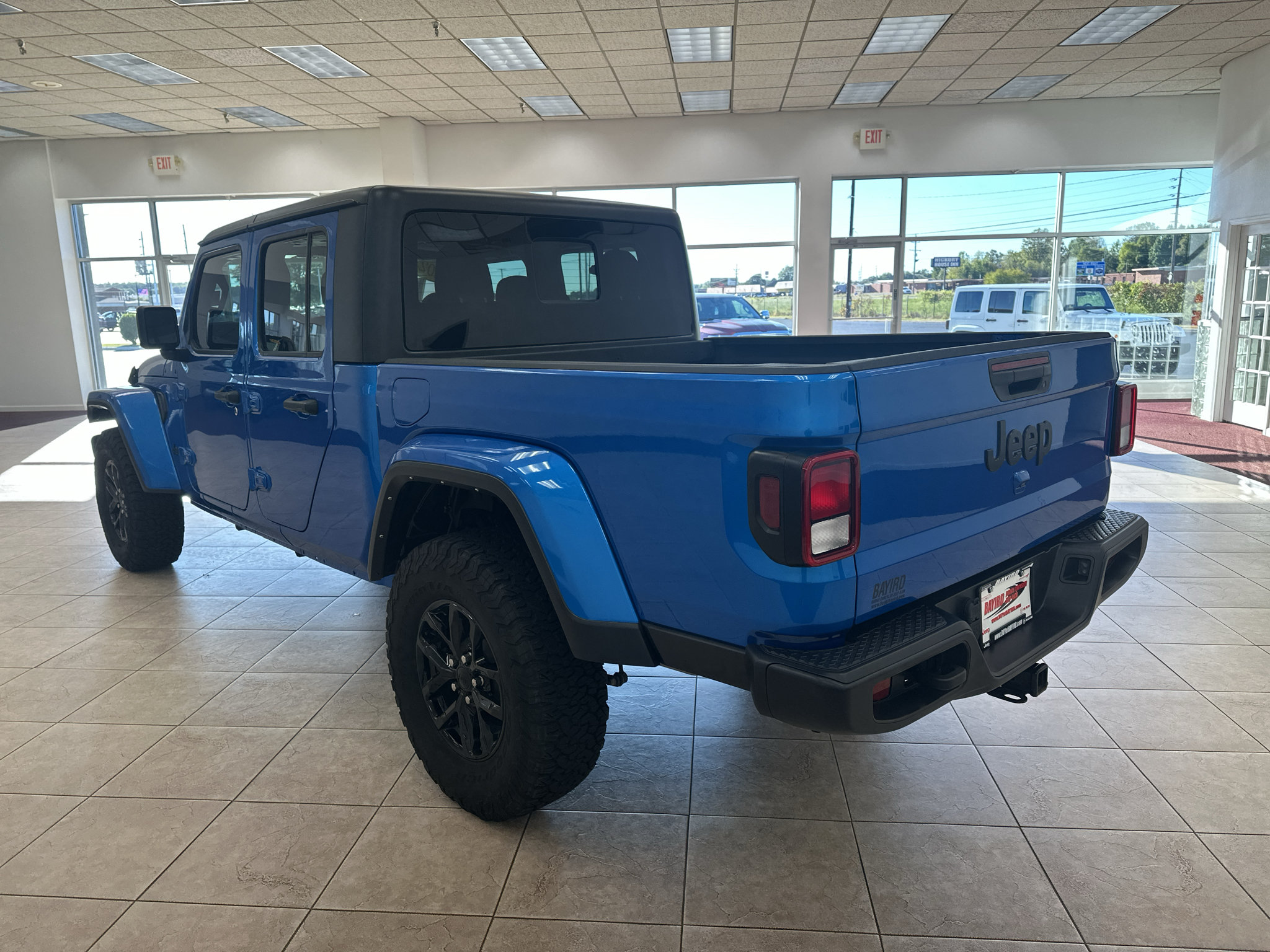 Used 2023 Jeep Gladiator Sport AWD/4WD image 7