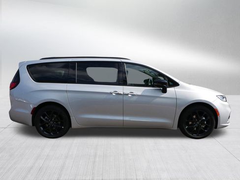 New 2026 Chrysler Pacifica Limited w/ S Appearance Package FWD image 8