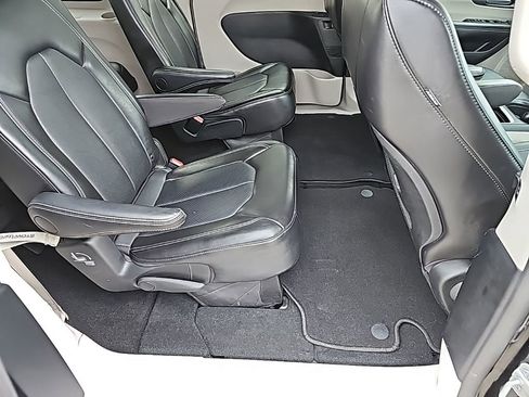 Certified 2024 Chrysler Pacifica Touring-L image 23