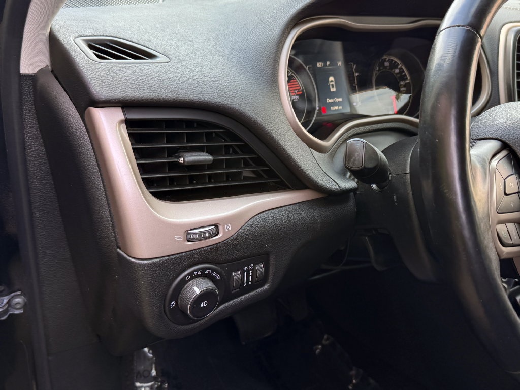 Used 2017 Jeep Cherokee Latitude w/ Cold Weather Group AWD/4WD image 19