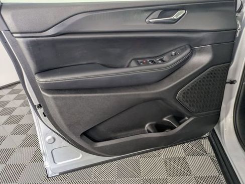 Used 2024 Jeep Grand Cherokee L Altitude RWD image 9