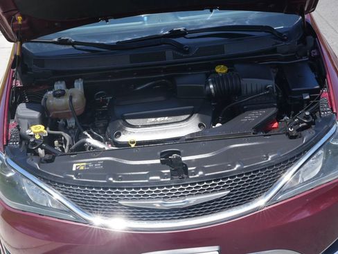 Used 2018 Chrysler Pacifica Touring-L FWD image 23