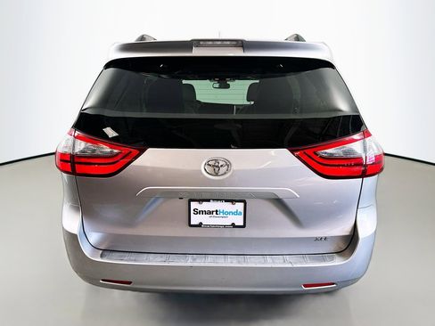 Used 2020 Toyota Sienna XLE image 6
