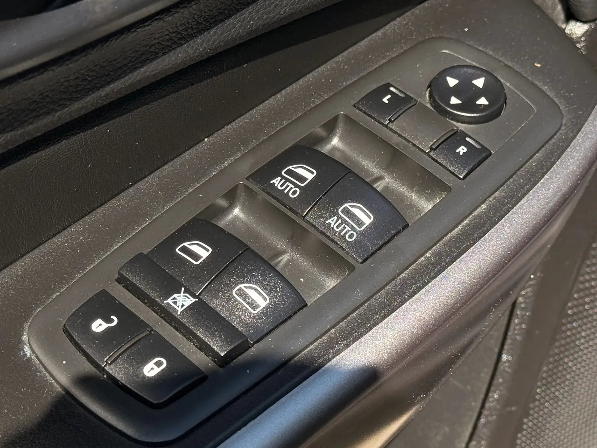 Used 2019 Jeep Cherokee Limited w/ Technology Group AWD/4WD image 24